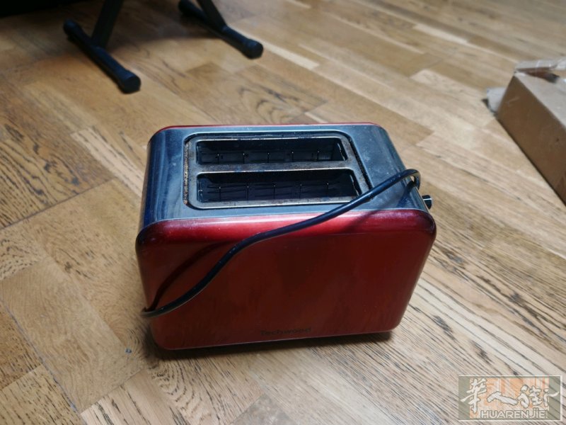 便宜出一个Techwood品牌烤面包机/吐司机，分6档，有解冻功能。25欧出（原