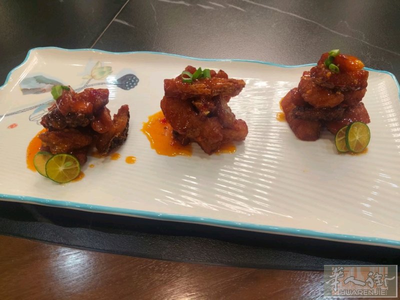 本人劳务厨师，想找个火锅店或者中餐馆，有需要的老板联系微信：1519089863
