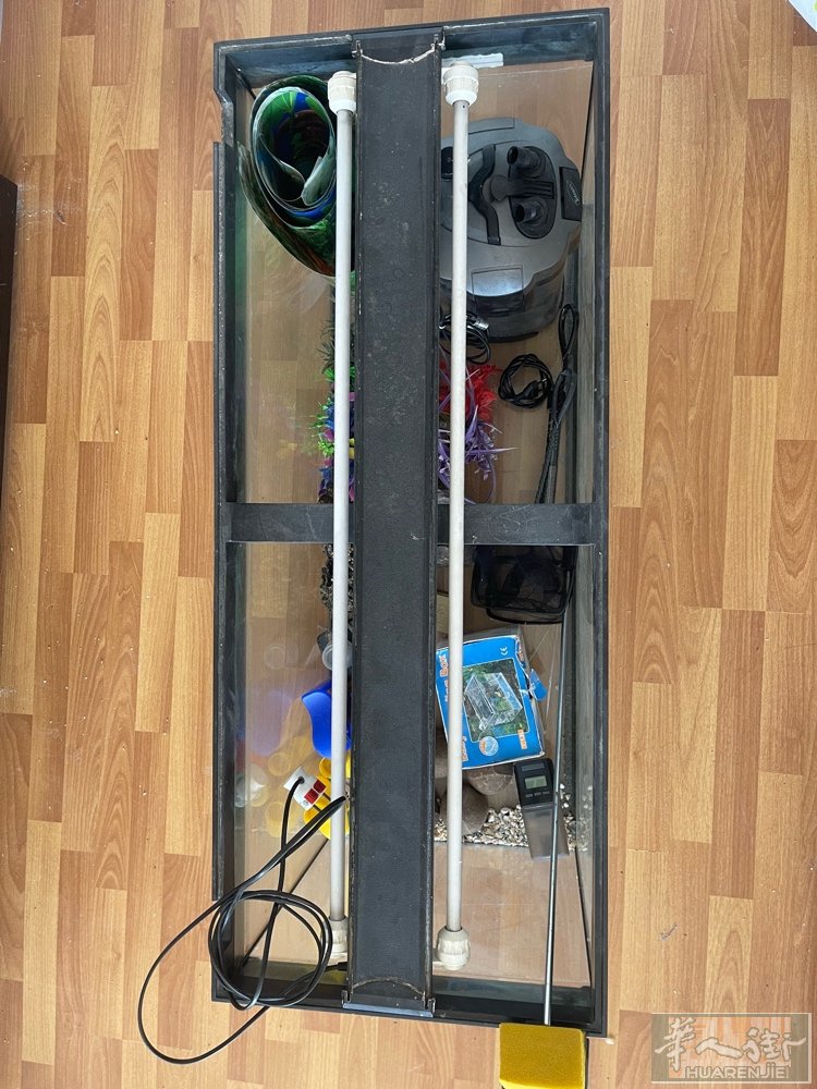 出售我的鱼缸，尺寸为 100x40x50 厘米，状态良好。  随鱼缸一起出售的还