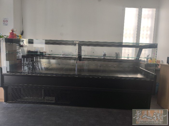 九九成新的外卖店展示柜，两米六长，由于太大所以想换个小的，现美价出才使用一个多月