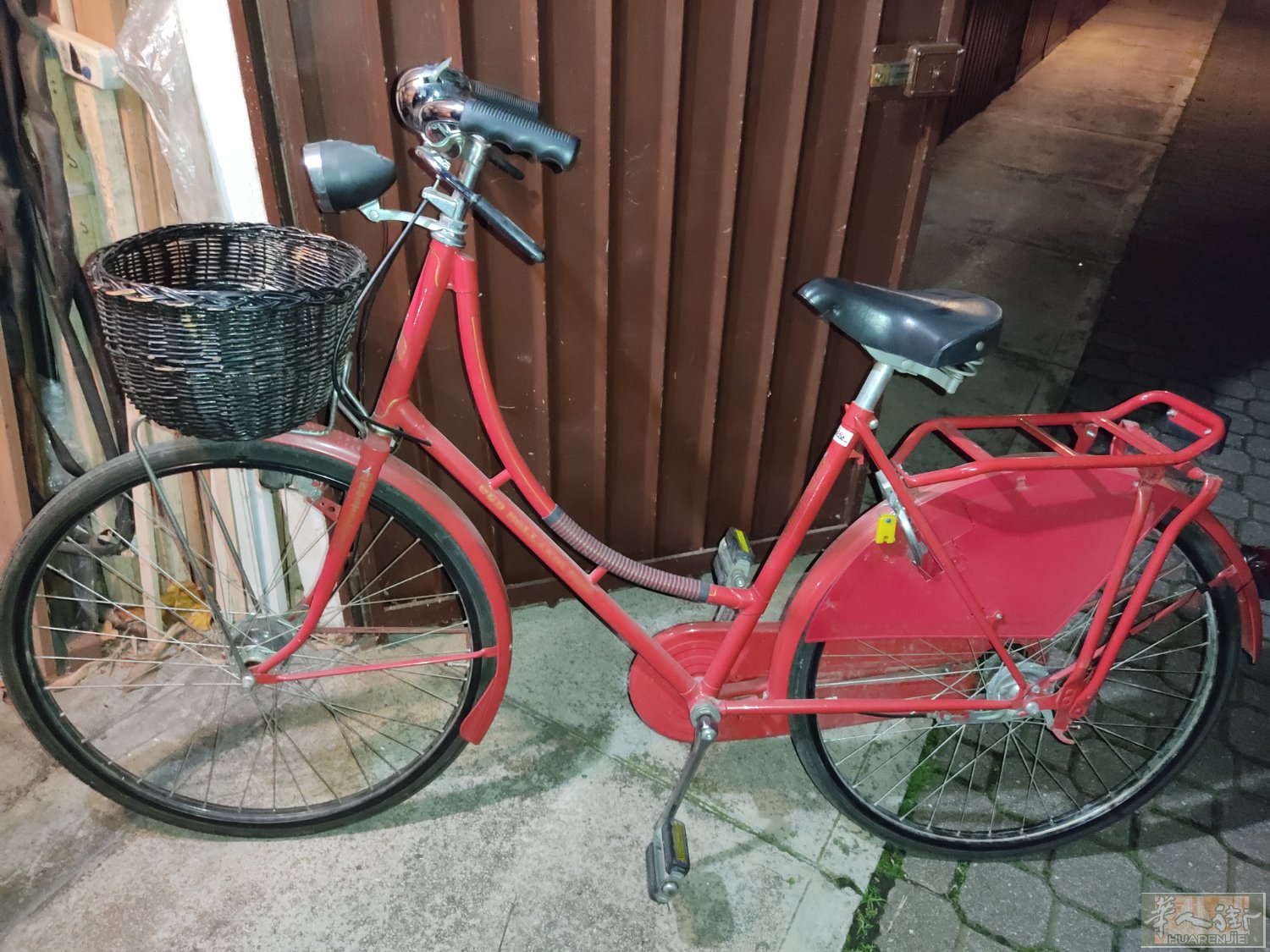 红色自行车，非常崭新在Modena