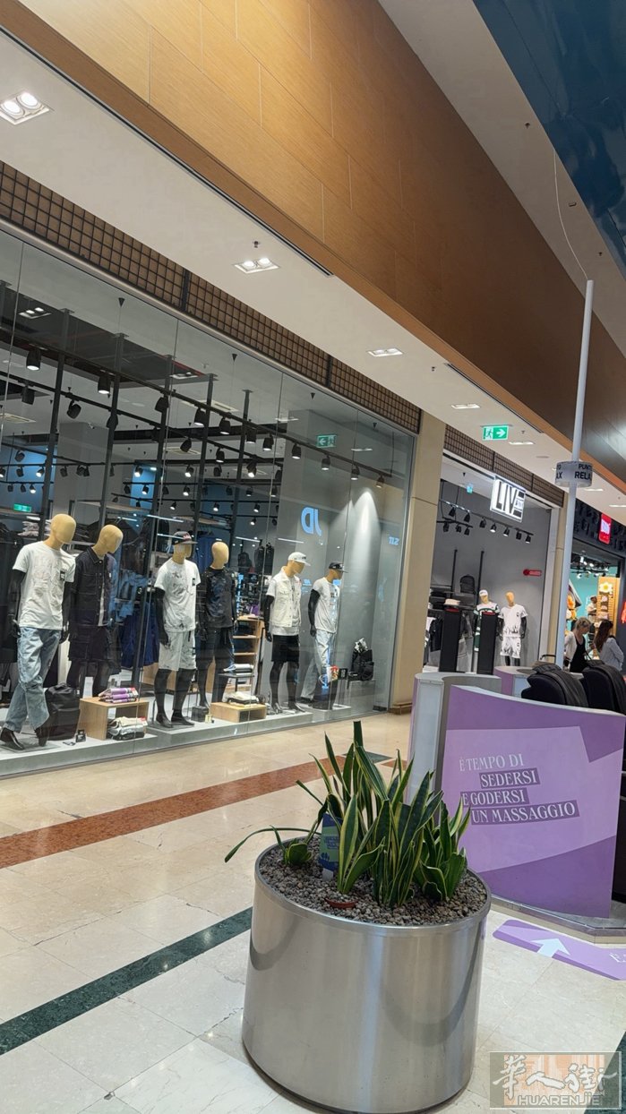 pescara商城内手机店，工作轻松，冬暖夏凉，月休4天，上午班9个点，下午班8