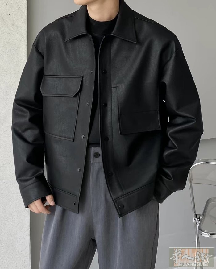 出九九新的皮衣一件，只穿过一次，尺码是XXL，衣服的大概围度是：衣长70厘米，胸