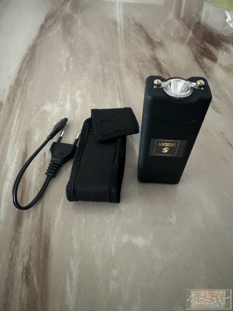 这是一个电击器（防身电击棒）兼带手电筒功能的小设备。有需要短信联系谢谢