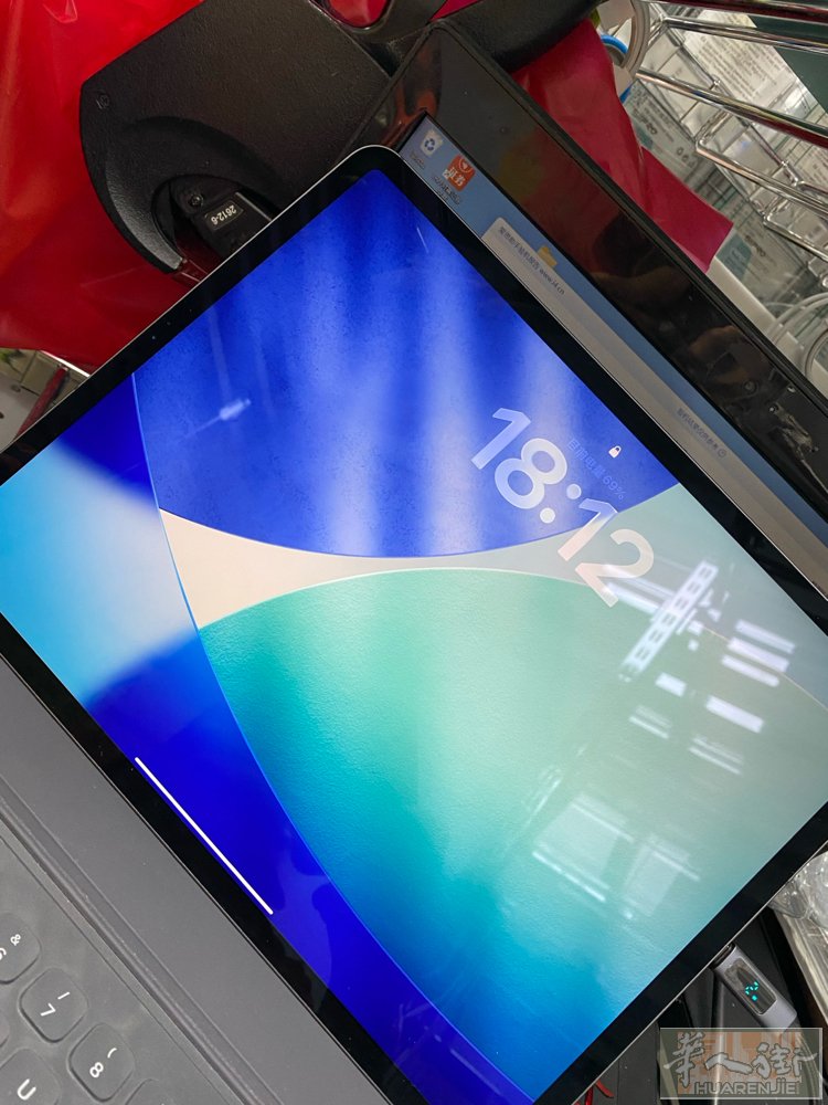 iPad Pro 12.9。 256 gb。带卡。 第四代。398。需要联系微信