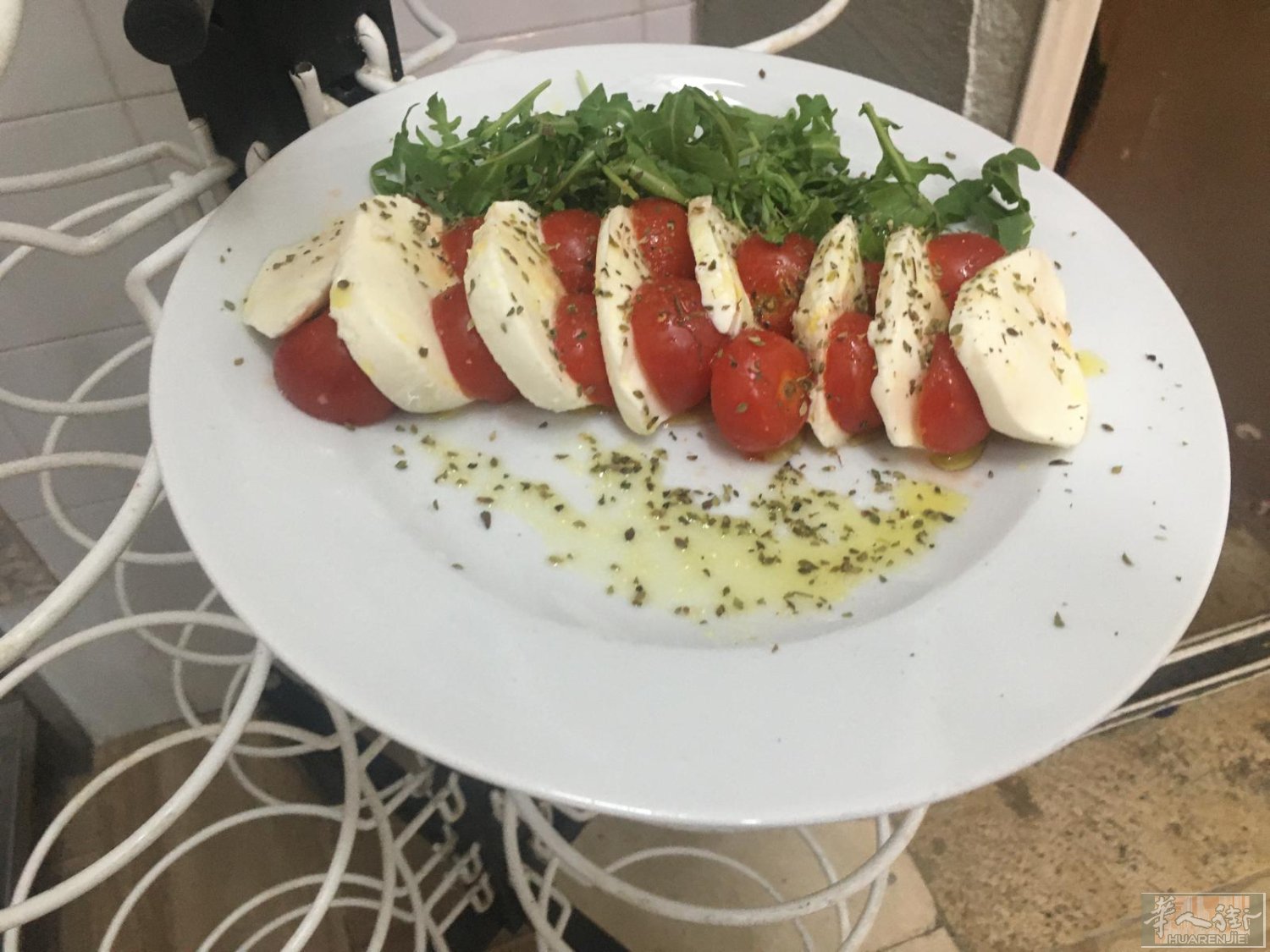 Cerchiamo camerieri e cameriere per il nostro ristorante. Il proprietario cinese offre un ottimo stipendio e un buon servizio di ristorazione. L'alloggio è a carico del proprietario. I candidati interessati devono essere di nazionalità cinese o benga