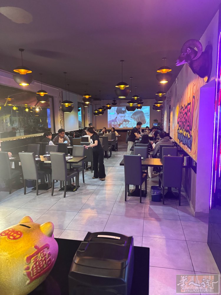 padova炙烤部落烧烤店 晚上18.00营业到凌晨3.00 喝酒吃串 唱K 朋