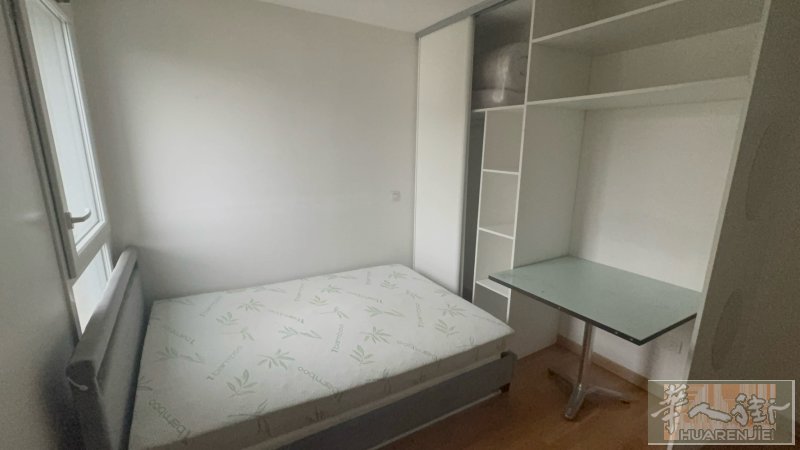 有一单间出租。离地铁、12线约十分钟。快线D、B、