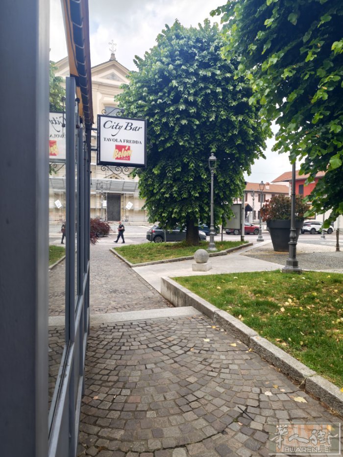 米兰边arluno酒吧转让 地址piazza pozzobonelli 9 隔壁