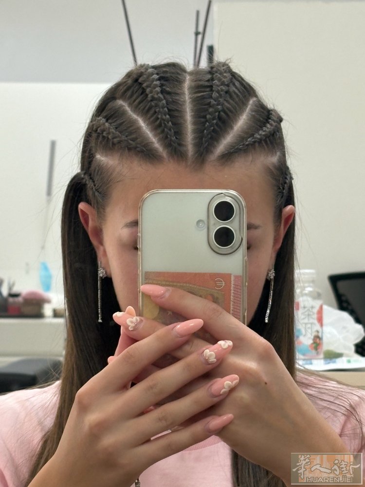 招聘有基础工基础语言的理发学徒工。三包。上手机会多。家里保姆烧饭。手把手教学。不