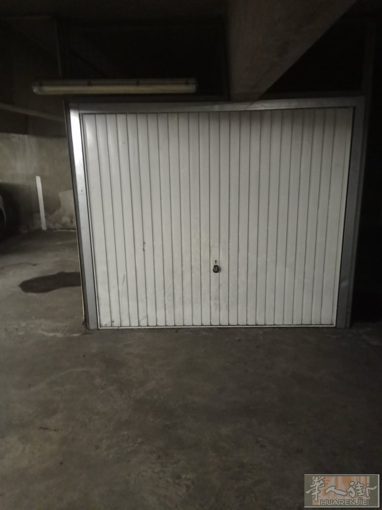 13区 Porte de Choisy 高楼有标准封闭车位出租，可以做仓库，有门