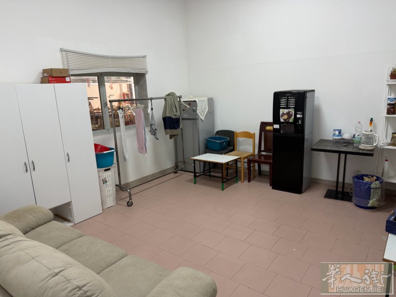 rovigo 全新装修正规工厂带住家转让，工厂400平方、住家7个房间，感兴趣的