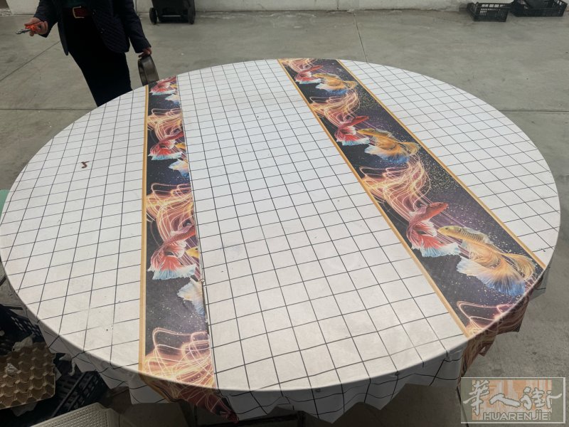 出180cm大圆桌 50€ 电话3778436308