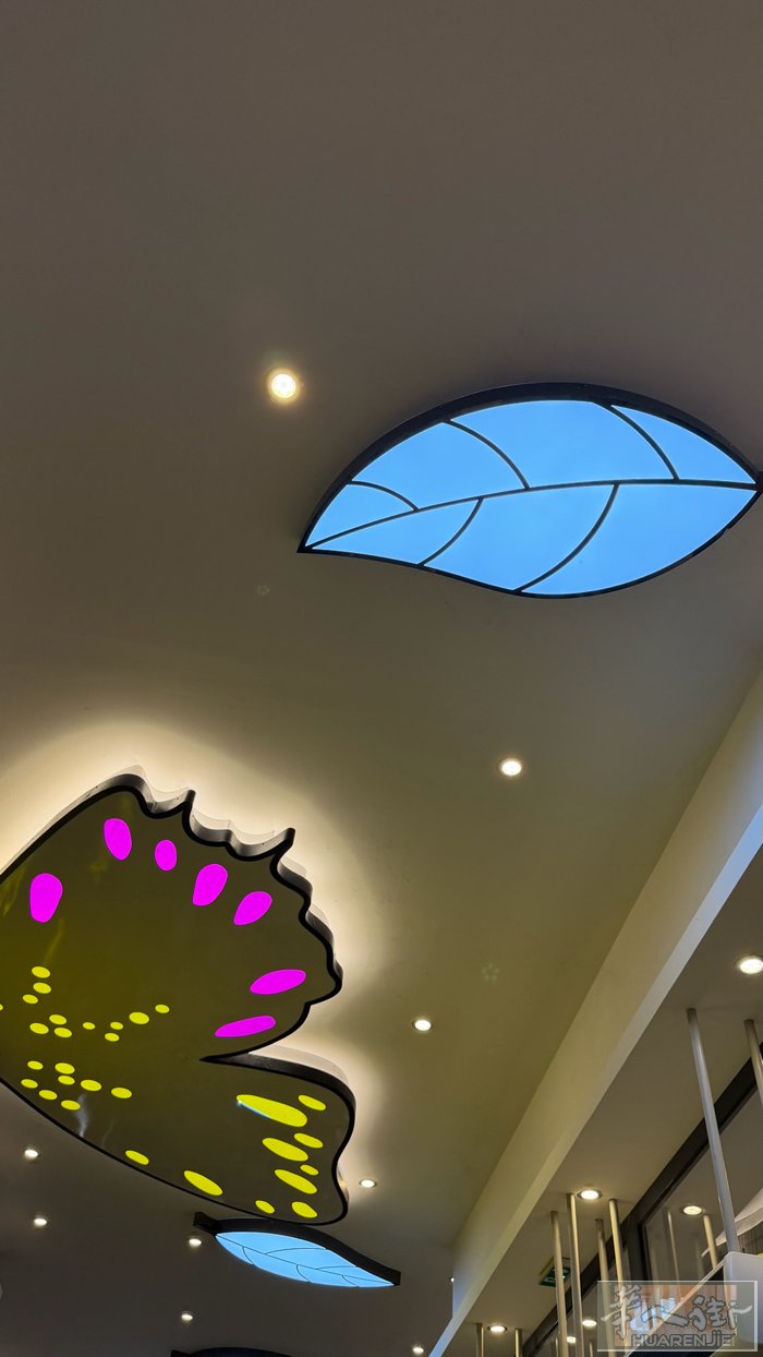 76大型餐馆装修，所有东西都7/8成新， 便宜出售， 还有很多东西没拍上来。如有