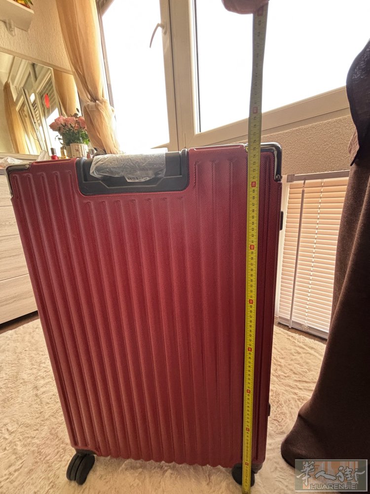 出9.5成新大箱子、从中国搬家海运衣服来的，大概有18个 有需要的小伙伴可以联络