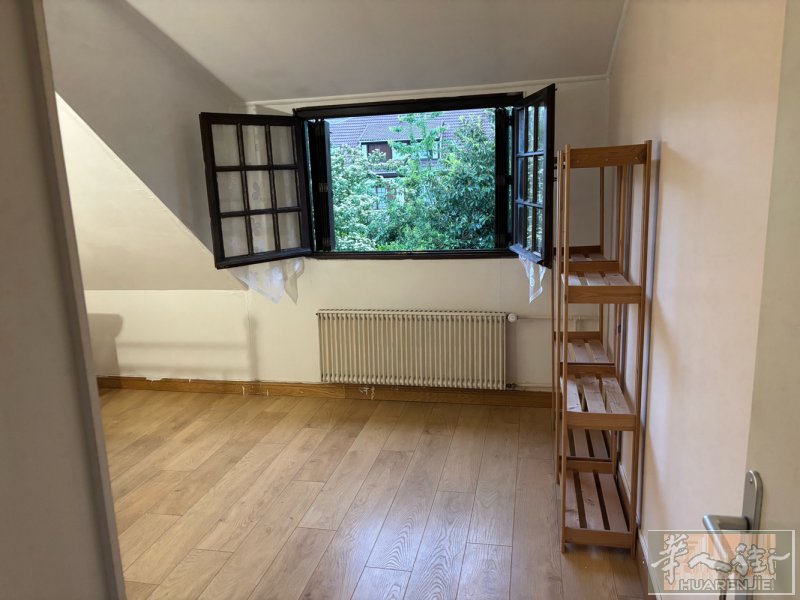 大巴黎94E线Villers-sur-Marne步行950米别墅内二楼一个房间分
