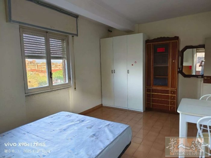 ￼￼￼￼ Ａ线地铁Porta Furba地铁口附近，有大房间出租，住家人少安静，