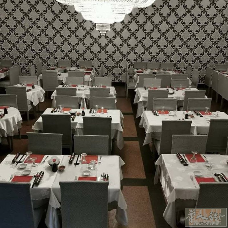 本餐馆位于热那亚市中心法拉力广场是各路公交车的交通枢纽，餐馆格局非常好，2个厅非