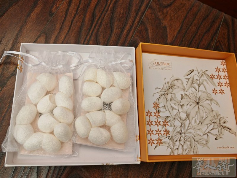 出一盒全新天然蚕丝茧，深层清洁，告别黑头。