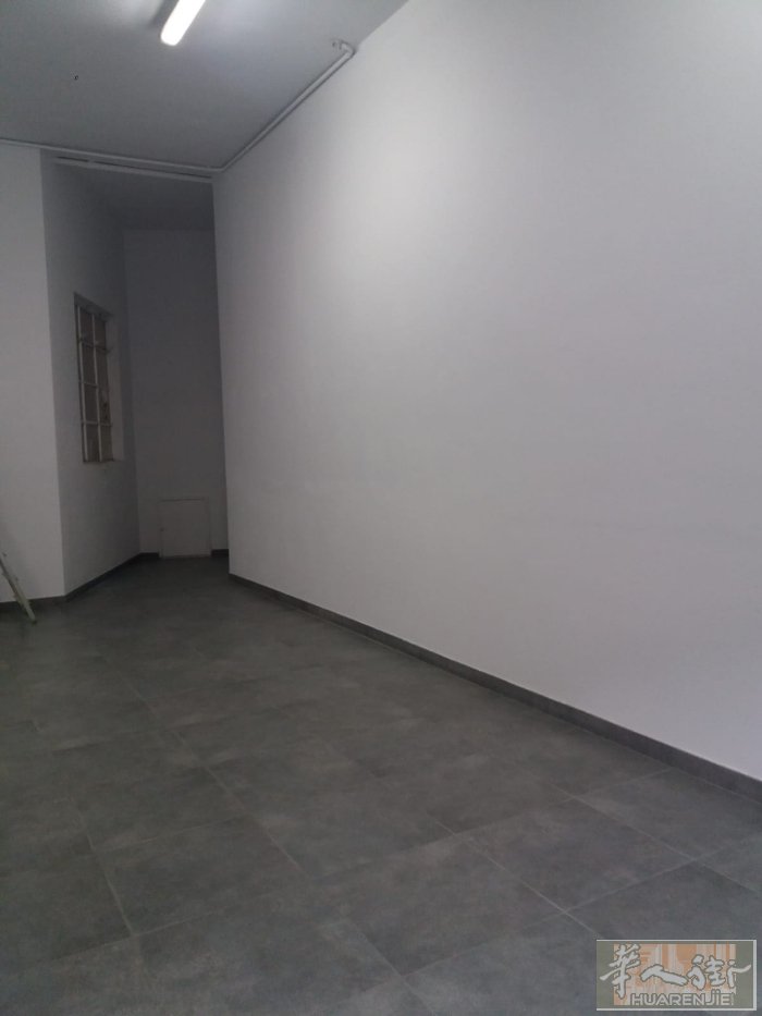 出租via campolmi C/3 工厂，面积 70 平方米，三个月押金，月租