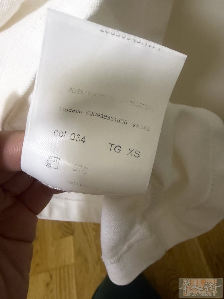 出二手闲置moncler 短袖。 由于长胖了 穿不下。出闲置moncler短袖