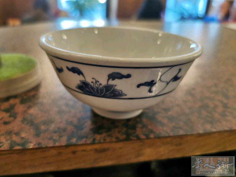 求：中餐馆用的碗和底碟，可以像照片里的，也可以全白，能配成套即可。价格私我。