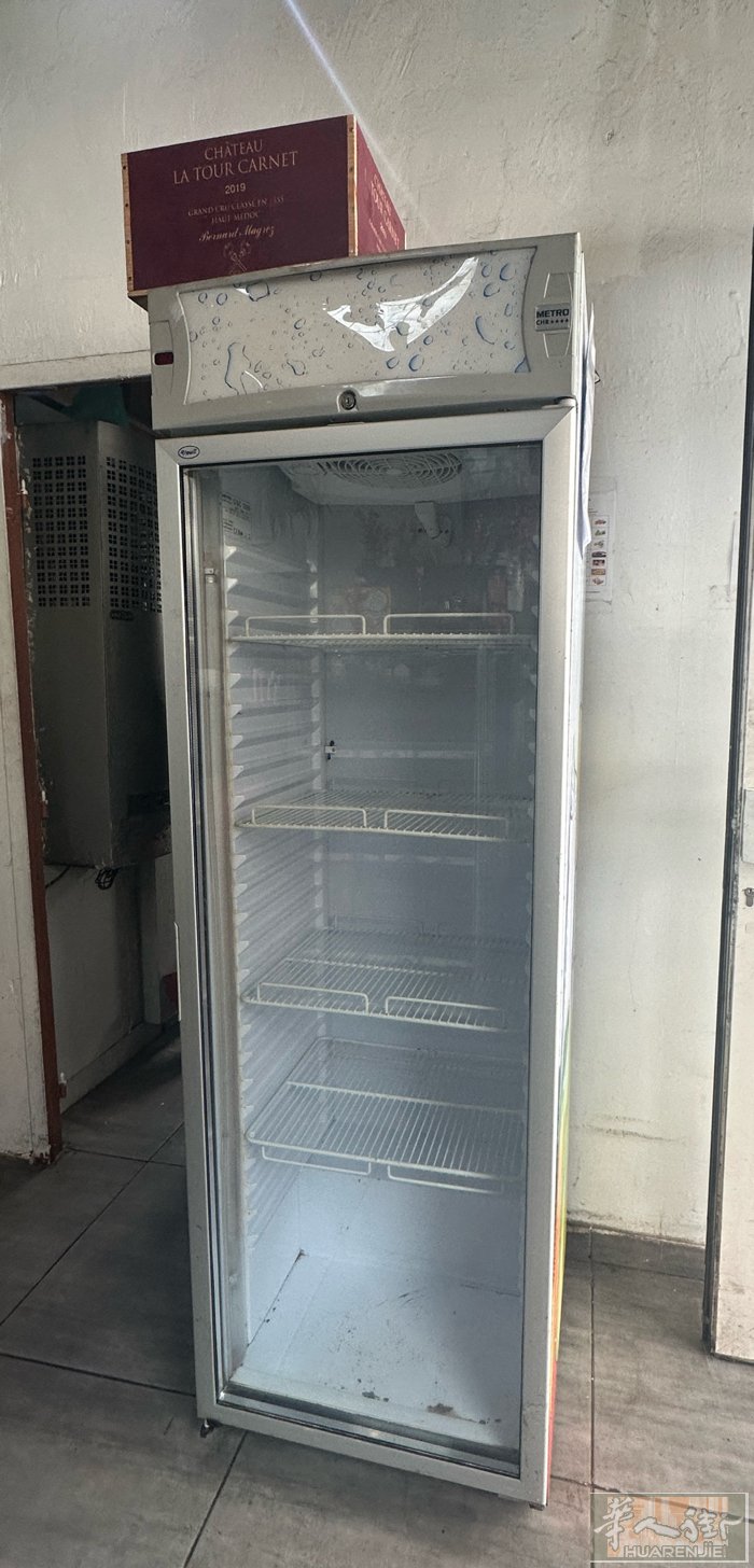 出冰箱，可以放饮料或者瓜果蔬菜