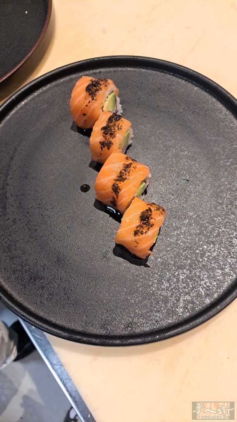 I am sushi chef I have 8 years experience 31 years old male my WhatsApp +393511058066