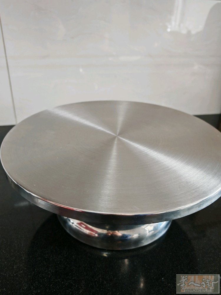 便宜出一个做蛋糕的裱花转盘，高档不锈钢材质，直径30cm，高12cm。原价80欧