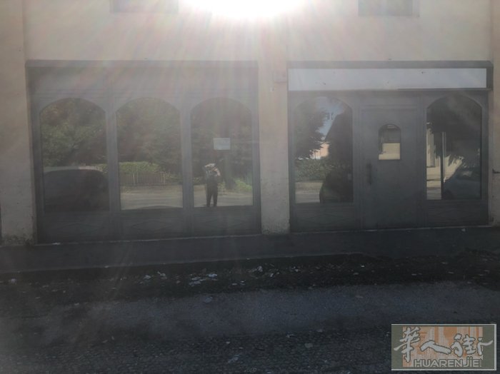 有100平方好店面出租 适合做吃的 快餐类的 靠近火车站 学生和上班族的都会经过