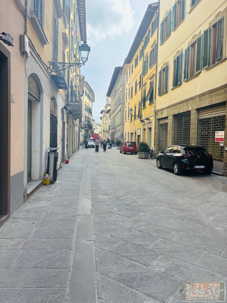 Prato市中心Via del Serraglio 靠近小火车站店面出租，40平