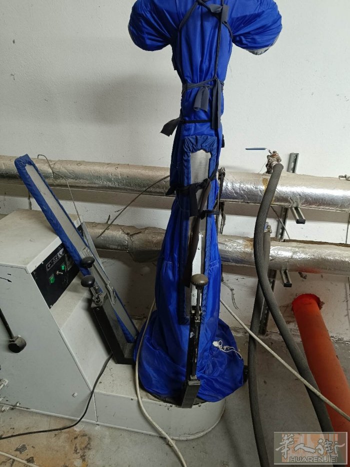 本工厂机器便宜处理，万能机，大烫机，全自动大烫机，衣服烫机，裤子烫机