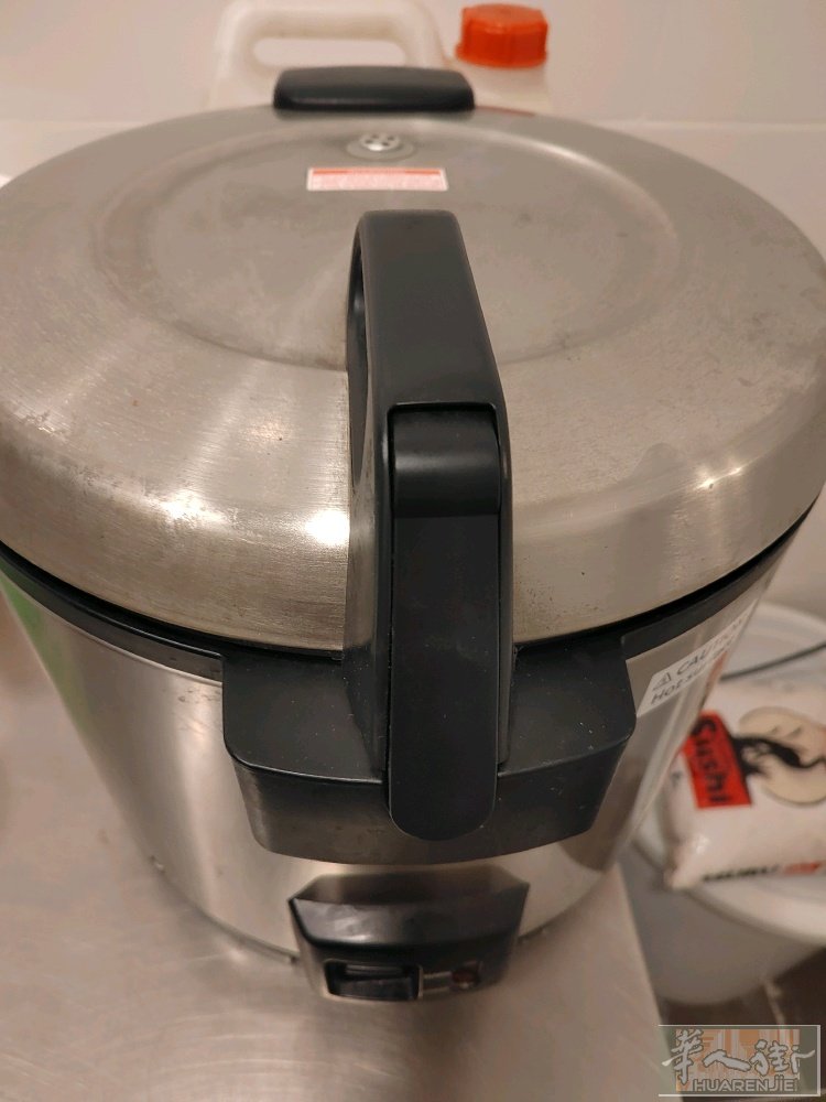 虎牌电饭锅，还有饭桶 电饭锅有三个 其中两个内胆花了，50一个 内胆好的150