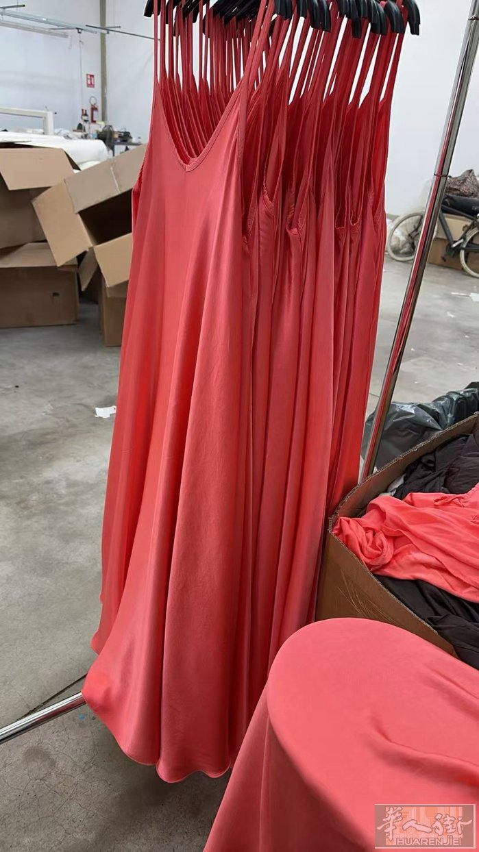 Prato的专业烫帮工团队 白天都在服装公司帮忙赶货烫的，方便于公司或者工厂（晚