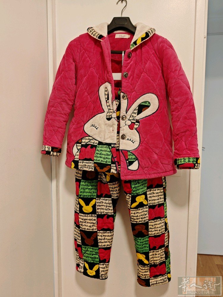 出一套超保暖珊瑚绒居家服，巴黎御寒神器。 衣服尺码：155cm～170cm都可以