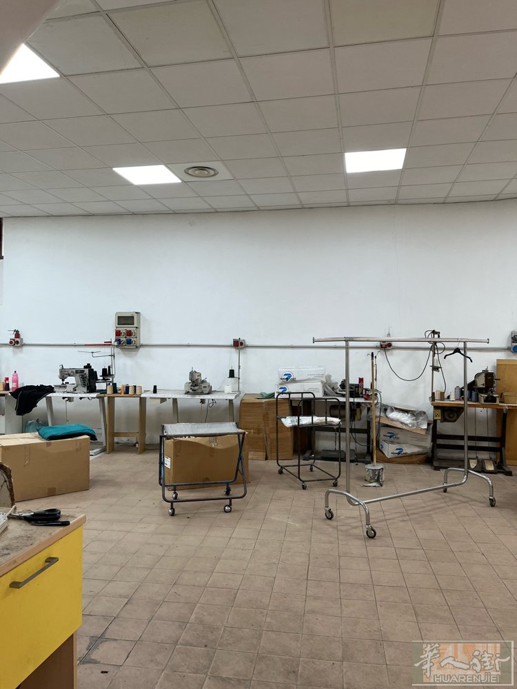 服装工厂房子便宜出售楼上住家七个房间楼下地面七百多平方米证件齐全在Bergamo
