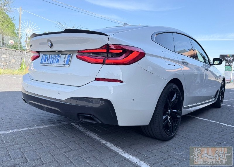 2021 BMW 620d GT M运动套件（LCI改款）个人精品用车，非车商。2021年10月购于BMW官方，当时仅3400公里，现约63000公里缓慢增加中。✔️ 白外焦糖内饰✔️ M Sport运动套件✔️ 全景天窗✔️ 电动尾门✔️ LED大灯✔️ 大屏导航 CarPlay✔️ 后排空间非常大✔️ 掀背超大后备箱✔️ 全程正常保养车况非常爱惜，内外成色好。6GT属于真正适合长途、高速、家庭旅行的豪华GT车型，比SUV更舒服，比普通5系更有高级感和空间感。无任何机械问题，可随时看车试车。非