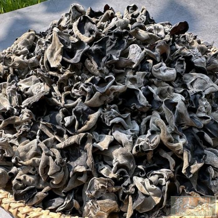 木耳，黑龙江伊春深山老林的椴树木耳，肉厚，口感好，干的一斤能泡发15斤！20欧一
