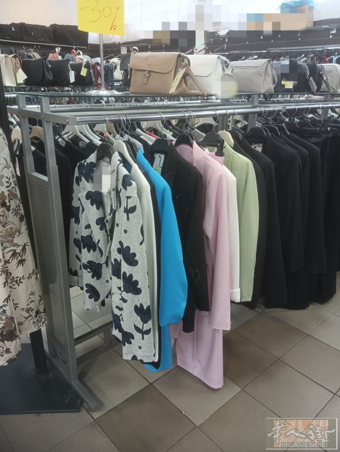Lucca衣服架子便宜出售15欧一个