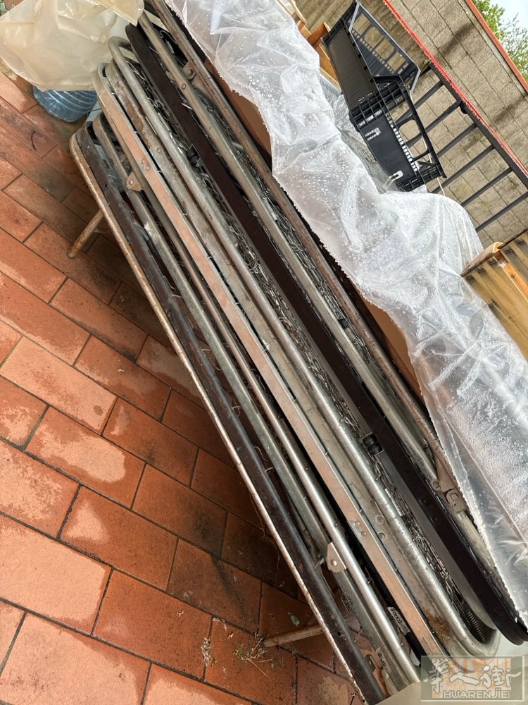 大量批发二手单人床垫床架，需要联系在via Roma先coop附近都是钢丝的牢固