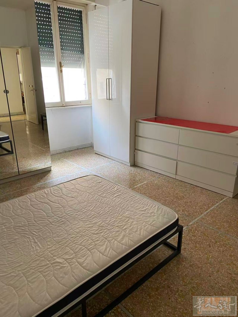 罗马b线libia/s agnese地铁口有大房间出租 家具齐全 直接拎包入住 住家人少干净。3662036920