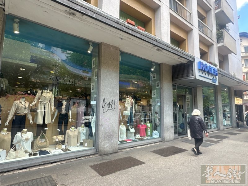 Descrizione In posizione commerciale con