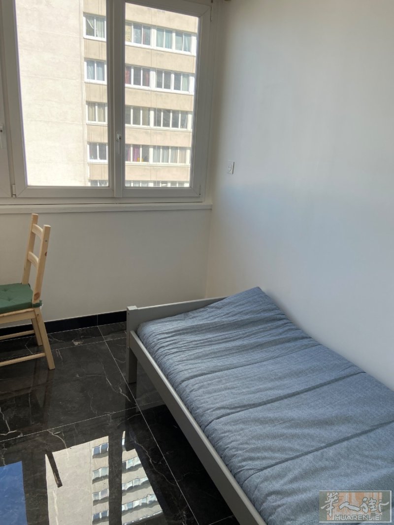 房屋状况    小巴黎13区  整屋面积80多平方米 空间充足 大窗户，朝向 南 冬暖夏凉。4部电梯 。电梯很快，大楼有专门的gardien，楼门口有密码保障安全。每个房间都有很大的窗户 有阳光很通风 24小时集中供暖，24小时热水，热水和暖气已包含在charge里面两个浴室  两个卫生间  一个公共厨房。家具床柜子冰箱洗衣机微波炉都齐全，特别适合来巴黎实习或者上学的同学租金房间单价  450欧 分开签合同，每人可享受单人房补周边环境周围街区很安全，凌晨回来也不怕离巴黎最大陈氏，巴黎士多100米