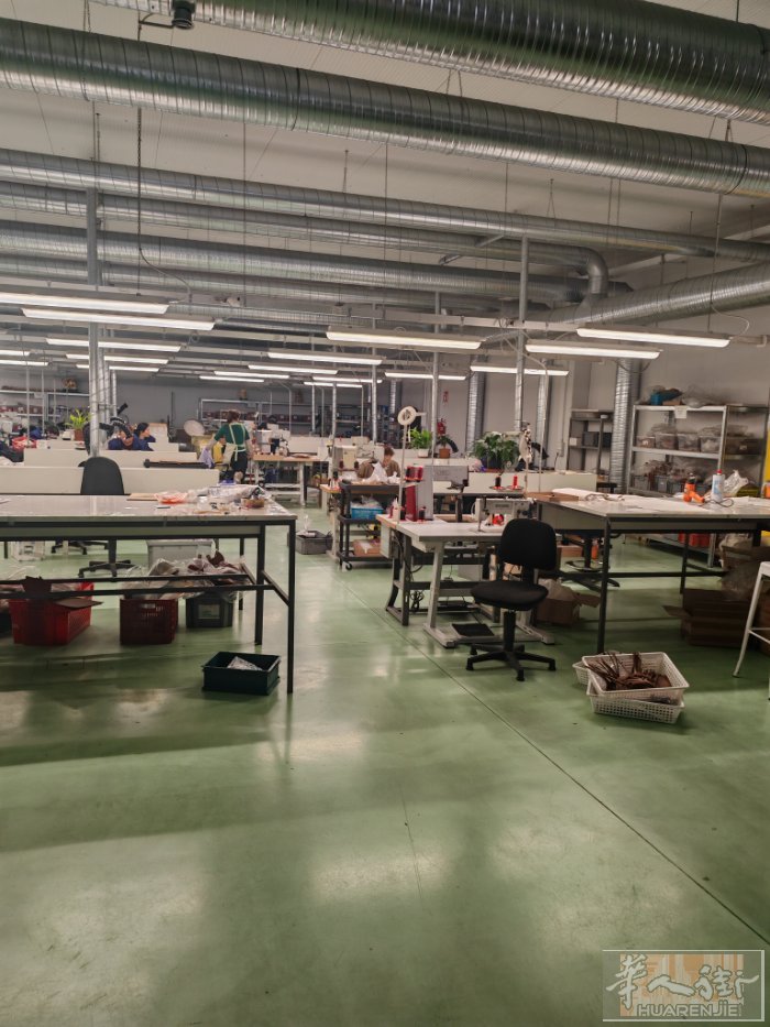米兰边RHo附近工厂出租，适合做衣服皮包鞋包等中大型工厂，住家就在附近，有10多