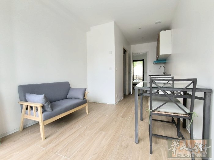 92 Issy-les-Moulineaux 别墅内两套一室一厅带家具即日起租