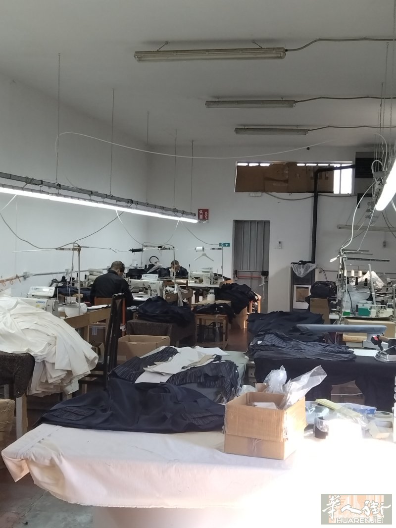 P0LESELLA布衣工厂招熟练车，做中细上衣、裤子、西裝、连衣裙，夫妻优先，备居留。