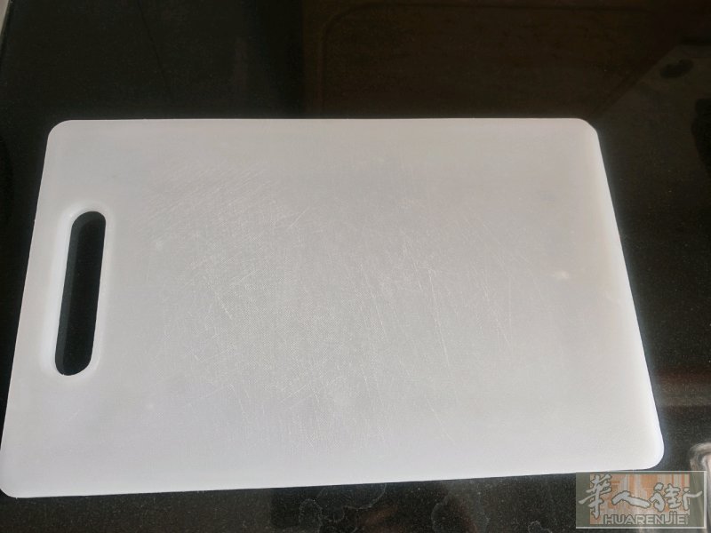 出一块白色砧板(40cm*25cm)，可送到B线LaPlaineStadedeF