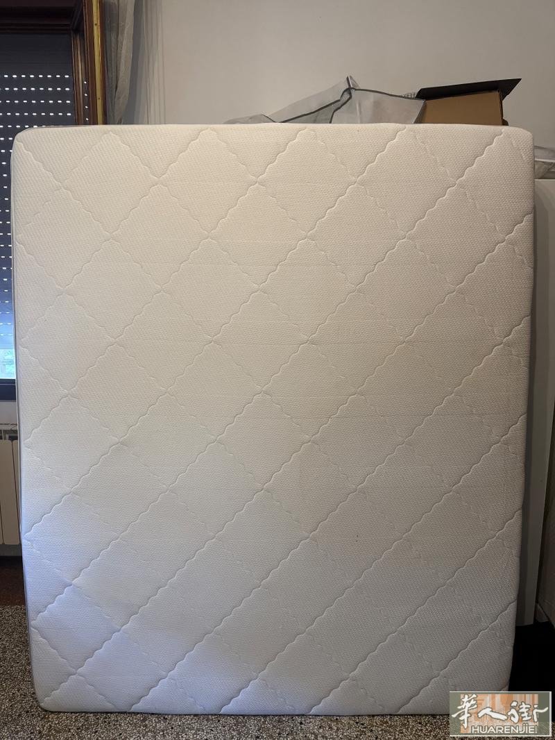 海绵床垫双面不一样的软度，160cmx190cm双人床垫用了才一年嫌太软了，刚买来的时候三百多、现在低价150块卖掉需要的自取在威尼斯mestre火车站附近有需要的可以联系我3285909276