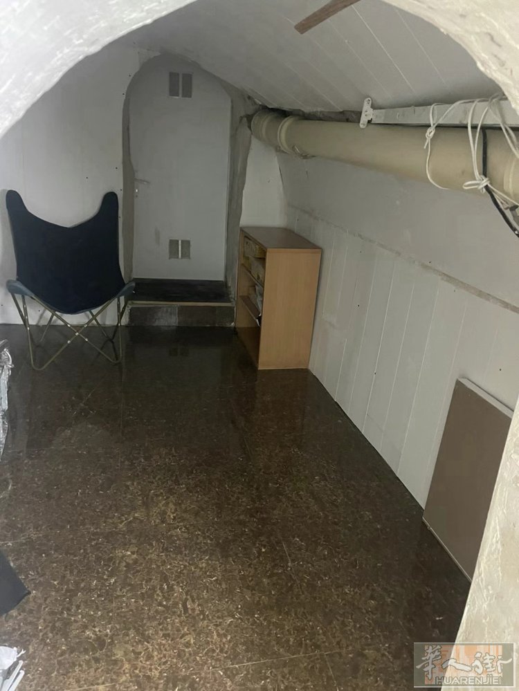 巴黎20区地铁口一分钟的实体店的地下室长期接收行李寄存，安全有保障有监控，有需要