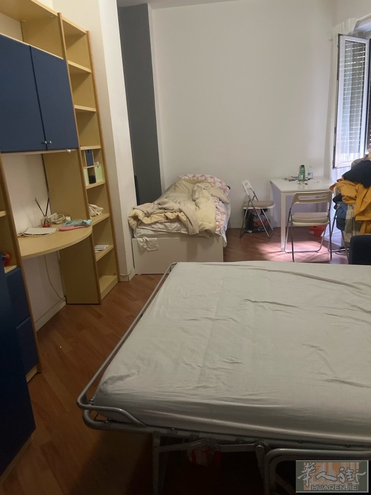 有一套四十多平米的公寓一室一卫一厨出租房租700 €，厨房不用可以便宜点，地址：